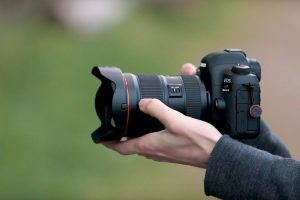 How you Should Hold Your Camera